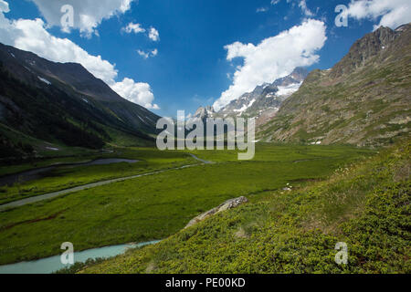 Courmayeur, Val d'Aosta, Veny Tal, Alpes Italiens: combal See und die Pyramides Calcaires auf dem Hintergrund, in einem Sommermorgen. Stockfoto