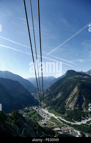 COURMAYEUR, ITALIEN, 2. AUGUST: Blick von einer Kabine aus der Skyway während der Klettern auf der Terrasse mit Panoramablick in der Nähe von Monte Bianco (Mont Blanc) Courmayeur, Es Stockfoto