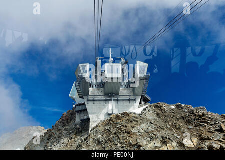 COURMAYEUR, ITALIEN, 2. AUGUST: Blick von einer Kabine aus der Skyway während der Klettern auf der Panoramaterrasse Punta Helbronner in der Nähe von Monte Bianco (Mont Blanc) Stockfoto