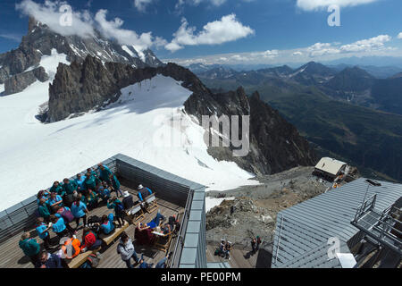 COURMAYEUR, ITALIEN, 2. AUGUST: Menschen genießen den Blick auf den Mont Blanc (Monte Bianco) massiv von einer der Terrassen von Punta Helbronner, in Courmay Stockfoto