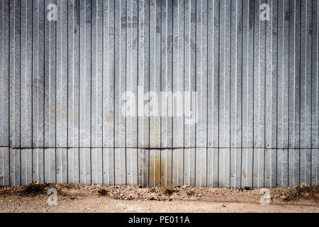 Alte Metall Lager Tür, hangar Tor. Industrielle eiserne Tür. Stockfoto