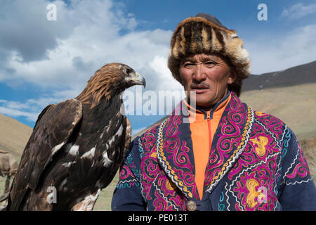 Eine kasachische eagle Jäger mit seinem goldenen Adler in Bayan-Olgii, Mongolei. Stockfoto