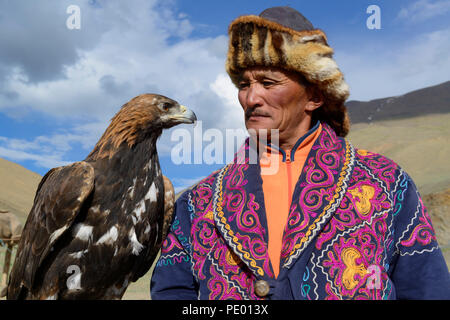 Eine kasachische eagle Jäger mit seinem goldenen Adler in Bayan-Olgii, Mongolei. Stockfoto