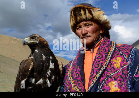 Eine kasachische eagle Jäger mit seinem goldenen Adler in Bayan-Olgii, Mongolei. Stockfoto