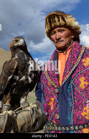 Eine kasachische eagle Jäger mit seinem goldenen Adler in Bayan-Olgii, Mongolei. Stockfoto