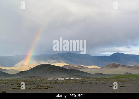 Landschaft in der Provinz Bayan-Ölgii, Mongolei. Regenwolken und Rainbow Stockfoto