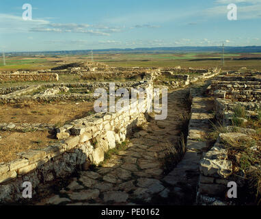 Spanien. Iberian-Roman Abrechnung der Cabezo de Alcala. Es wurde in 76 BC destrroyed. Die Anlage der Stadt ist die römische Art. Teilweise mit Blick auf die Ruinen. In der Nähe von Azaila. Provinz Teruel, Aragon. Stockfoto