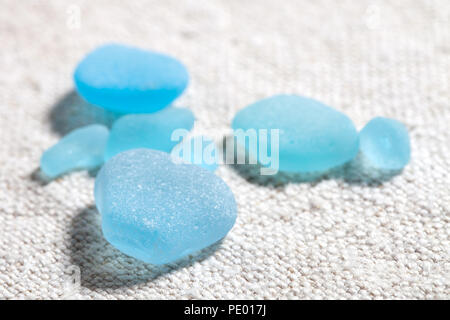 Blaues Glas Stück poliert am Meer Nahaufnahme auf Background Stockfoto