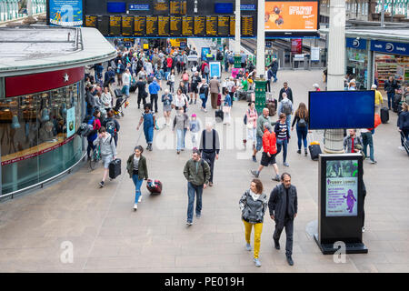 Concourse Waverley Station mit Reisenden An- und Abreise mit dem Zug Stockfoto