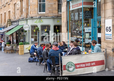 Die Menschen auf der Terrasse Cafe in der Nähe von Waverley Bahnhof Edinburgh sitzen Stockfoto