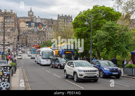 Street Scene Edinburgh in der Nähe von Waverley Station mit Autos und Fußgänger Stockfoto