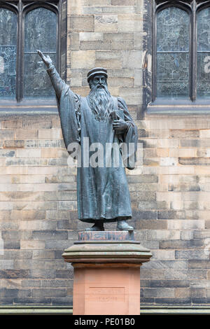 Statue John Knox in der Nähe der Universität Edinburgh, Schottland Stockfoto