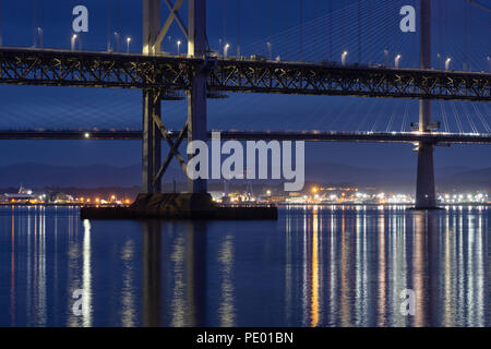 Straßenbrücken über Firth von weiter in der Nähe von Queensferry in Schottland Stockfoto