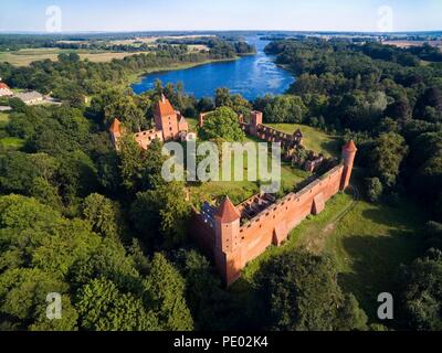 Luftaufnahme von Ruinen der mittelalterlichen Ritter Teutonic Schloss in Szymbark, Polen (ehemalige Schönberg, Ostpreußen) Stockfoto