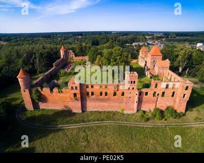 Luftaufnahme von Ruinen der mittelalterlichen Ritter Teutonic Schloss in Szymbark, Polen (ehemalige Schönberg, Ostpreußen) Stockfoto