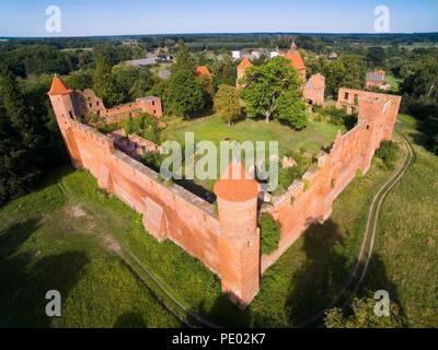 Luftaufnahme von Ruinen der mittelalterlichen Ritter Teutonic Schloss in Szymbark, Polen (ehemalige Schönberg, Ostpreußen) Stockfoto