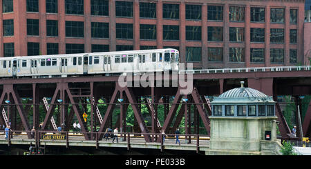 Die rosa Linie Bahnübergang über den Chicago River am See Straße auf dem Weg aus der Innenstadt. Stockfoto