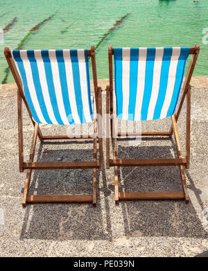 St. Ives, ENGLAND - Juni 19: Zwei leere Liegestühle am Meer, während der heißen Sommer, in Cornwall, England. In St. Ives, England. Juni 2018 19. Stockfoto