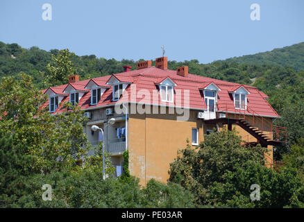 Ein mehrstöckiges Haus auf einem Berg. Hotel für Urlauber. Stockfoto
