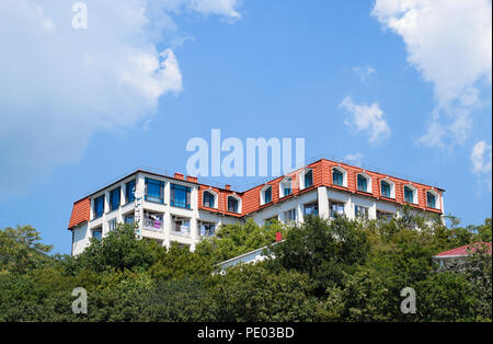 Noworossijsk, Russland - August 06, 2018: Ein mehrstöckiges Haus auf einem Berg. Hotel für Urlauber. Stockfoto