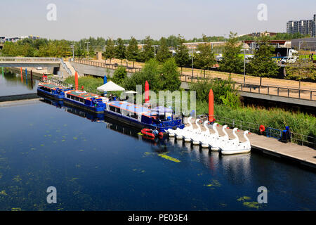 Urlaub Boote und Swan pedallo auf das Wasserwerk Fluss festgemacht, Queen Elizabeth Olympic Park, Stratford, London, England Stockfoto