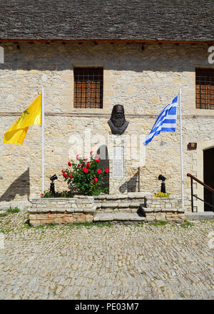 - OMODOS ZYPERN - 15. MAI 2015. Abt Büste in Omodos Dorf im Troodos-Gebirge auf Zypern. Straße und Gebäude. Stockfoto