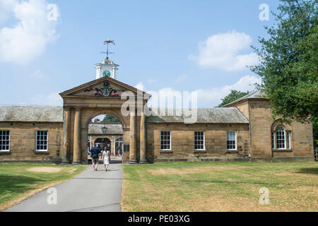 Eingang zum Innenhof Cafe an Renishaw Hall und Gärten, Renishaw, Derbyshire, Großbritannien Stockfoto