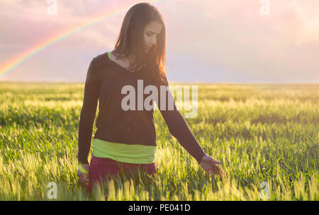 Frau im Weizenfeld genießen, Freiheit Konzept Stockfoto