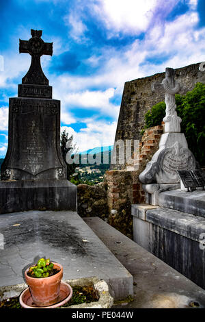 Friedhof im mittelalterlichen Dorf St. Paul de Vence in der Provence, Frankreich Stockfoto