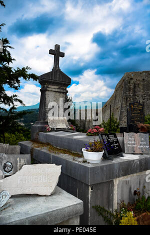 Friedhof im mittelalterlichen Dorf St. Paul de Vence in der Provence, Frankreich Stockfoto