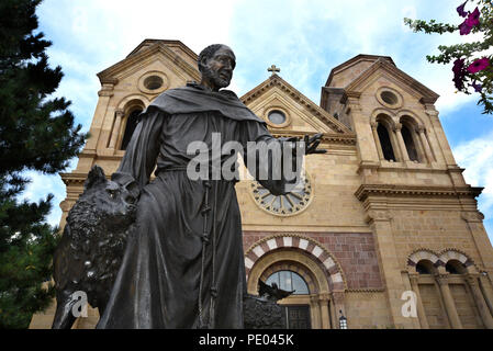 Eine Statue des Heiligen Franz von Assisi steht vor der Kathedrale Basilika des Hl. Franziskus von Assisi in Santa Fe, New Mexico. Stockfoto