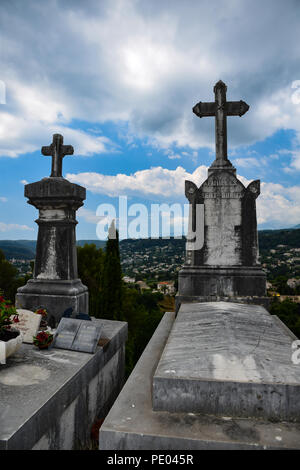 Friedhof im mittelalterlichen Dorf St. Paul de Vence in der Provence, Frankreich Stockfoto