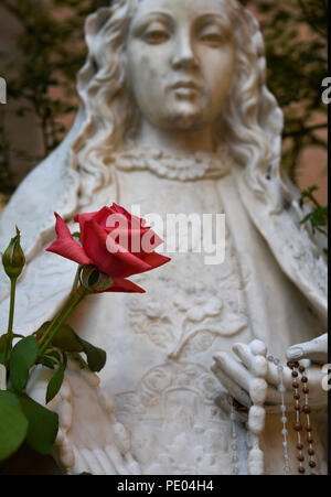 Rosenkranz hängen von einer Steinstatue von La Conquistadora, und die Jungfrau Maria, die in der Kathedrale Basilika des Hl. Franziskus von Assisi in Santa Fe, NM Stockfoto