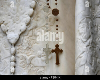 Rosenkranz hängen von einer Steinstatue von La Conquistadora, und die Jungfrau Maria, die in der Kathedrale Basilika des Hl. Franziskus von Assisi in Santa Fe, NM Stockfoto