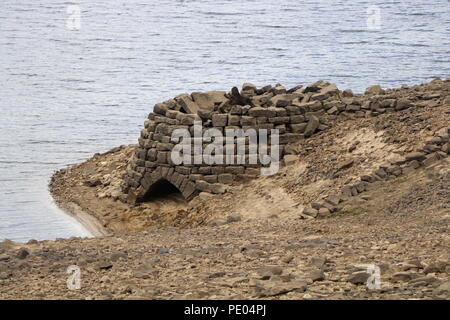 Narbe Haus Behälter, Harrogate, Nr Middlesmoor, UK. Kalkofen am Rand des Wassers, nur gesehen, wenn das Wasser sehr niedrig ist. Stockfoto