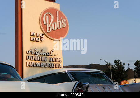 Freitag Nacht Oldtimer Treffen bei Bob's Big Boy in Burbank, CA Stockfoto