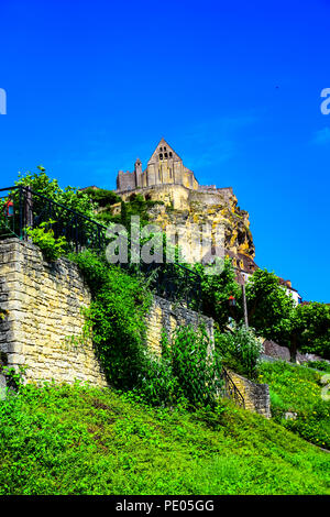 Blick auf das Dorf und die Burg von Beynac auf der Dordogne im Südwesten Frankreichs Stockfoto