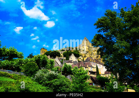 Blick auf das Dorf und die Burg von Beynac auf der Dordogne im Südwesten Frankreichs Stockfoto