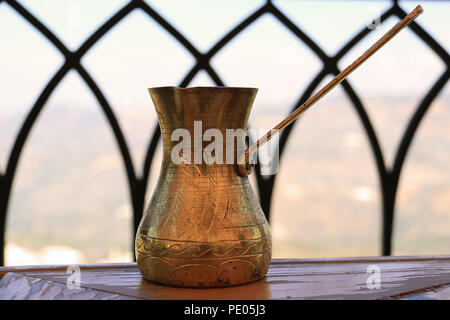 Ein libanesischer Kaffeekanne aus Messing in einem traditionellen Ambiente. Stockfoto
