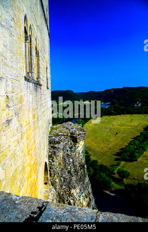 Blick auf das Dorf und die Burg von Beynac auf der Dordogne im Südwesten Frankreichs Stockfoto