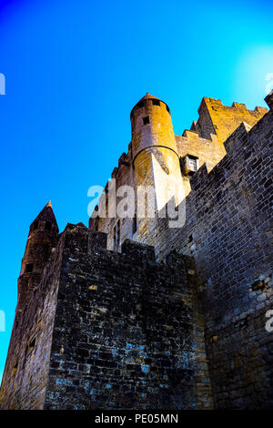 Blick auf das Dorf und die Burg von Beynac auf der Dordogne im Südwesten Frankreichs Stockfoto