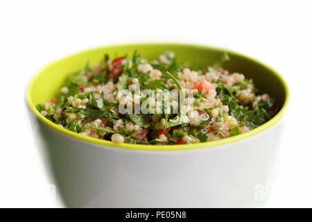 Eine Schüssel mit Libanesischen tabbouleh mit Quinoa, statt der traditionellen burghul. Stockfoto