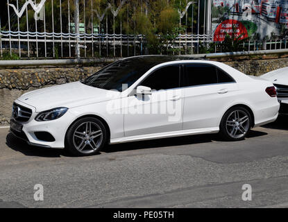 Noworossijsk, Russland - August 06, 2018: auf der Seite der Stadt Straße geparkten Mercedes-E-Klasse Stockfoto