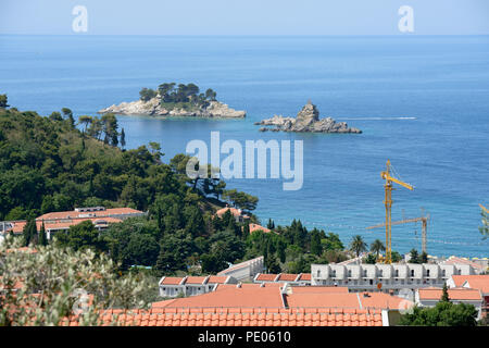 Hohen Winkel malerischen Blick auf zwei wunderschöne Inseln Katic (katich) und Sveta Nedjelja mit Kirche auf einer von Ihnen im Meer in der Nähe von Petrovac, Montenegro. Stockfoto