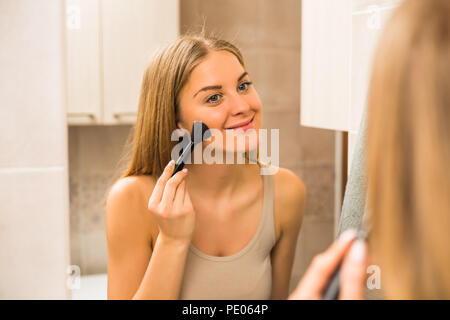 Schöne Frau Anwendung Erröten im Bad. Stockfoto