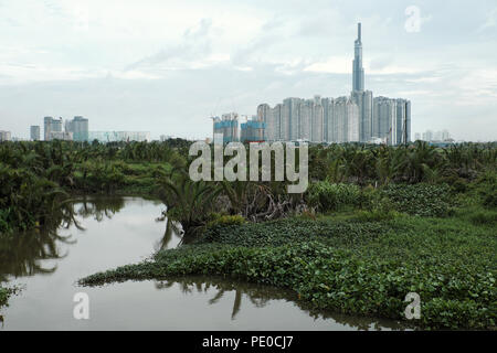 Landmark 81 Blick vom Bezirk 2, höchste Gebäude in Ho Chi Minh City, Vietnam, ein Hochhaus Projekt mit Sumpf voller Nipa und Wasser hyacinch foregr Stockfoto