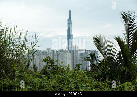 Landmark 81 Blick vom Bezirk 2, höchste Gebäude in Ho Chi Minh City, Vietnam, ein Hochhaus Projekt mit Sumpf voller Nipa und Wasser hyacinch foregr Stockfoto