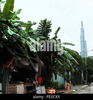 Landmark 81 Blick vom Bezirk 2 mit Blatt Hütte im Vordergrund, der Kontrast zwischen arm und reich, alt und modern, Grün und Rot, vorläufigen Hütte unter die Gruppe Stockfoto