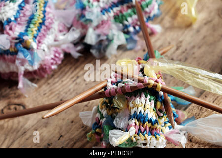 Cut nylon tasche in Garn und in den Warenkorb stricken, gute Idee nylon tasche zu recyceln, die Umweltbelastung zu verringern Stockfoto