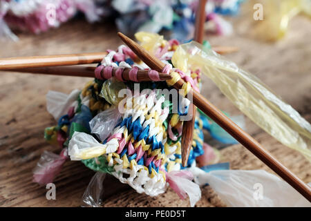 Cut nylon tasche in Garn und in den Warenkorb stricken, gute Idee nylon tasche zu recyceln, die Umweltbelastung zu verringern Stockfoto